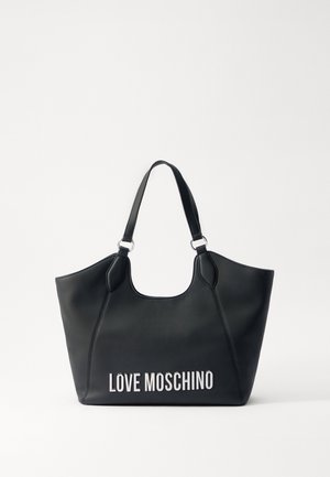 Sac tote noir avec une texture lisse, une silhouette incurvée, des accessoires en argent et "LOVE MOSCHINO" embossé en blanc sur le devant.