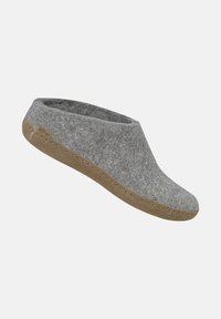 Grå hjemmesko med en lav, rund overdel og en beige korksål. Designet har synlige stikninger langs kanterne.