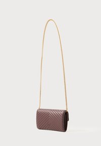 Borsa a tracolla in pelle bordeaux trapuntata con tracolla in catena dorata. Forma rettangolare con un motivo a zigzag e logo del marchio sul davanti.