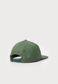 Casquette de baseball verte avec une visière plate, fabriquée en tissu, dotée de trous de ventilation et d'une fermeture ajustable à l'arrière.