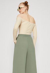 Vero Moda Tall VMALVA WIDE - Püksid - laurel wreath