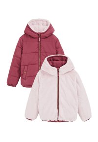 Dve jakne: jedna bordo puffer jakna s kapuljačom i patentnim zatvaračem, i svijetlo ružičasta fluffy jakna s sličnim dizajnom. Obje imaju elastične manžete.