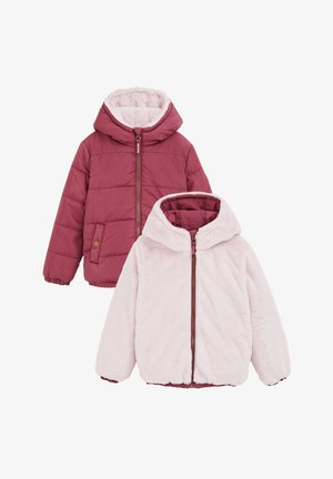 Twee jassen: een bordeauxrode puffer met een capuchon en een rits, en een lichtroze fluffy jas met een vergelijkbaar ontwerp. Beide hebben elastische manchetten.
