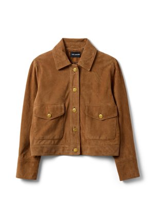 Chaqueta de ante marrón con cuello ancho, botones delanteros dorados y dos bolsillos con solapa y cierre de botón.