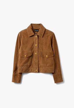 Giacca in camoscio marrone con ampio colletto, bottoni dorati frontali e due tasche con patta e chiusura a bottone.