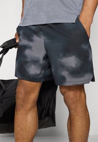 Under Armour VANISH PRNT  - Sports shorts - black/castlerock