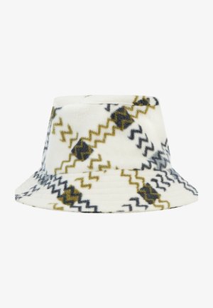 Een bucket hat van zachte witte fleece, versierd met zigzag- en diamantenpatronen in olijfgroen, marineblauw en zwart. Plat vizier en gestructureerde vorm.