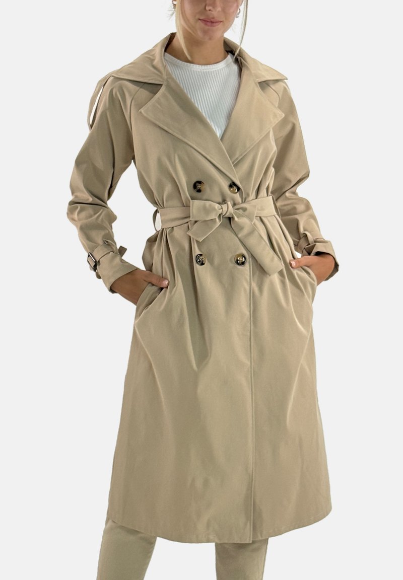 Beige trenchcoat med dubbelknäppt design, stor krage, knytbart midjebälte och sidofickor. Slät tyg med klassisk passform.