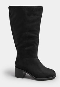 Botas negras hasta la rodilla, hechas de suave ante, con punta redonda y un tacón ancho. Diseño elegante sin patrones ni acentos visibles.