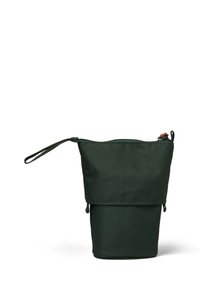 Grüne Stofftasche mit gerafftem oberen Teil, Reißverschluss und Schlaufenhenkel. Verfügt über eine strapazierfähige Textur und ein klares, minimalistisches Design.