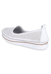 Scarpe slip-on bianche perforate con punta rotonda, apertura elastica e suola in contrasto color tan. Cuciture dettagliate lungo i bordi.
