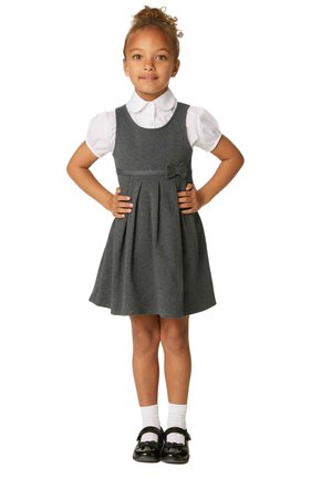 Grå kjole med plisseret nederdel og sløjfedetalje, parret med en hvid kortærmet skjorte, sorte Mary Jane sko og knæhøje hvide strømper.