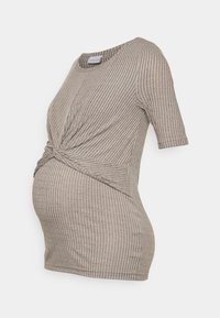 Ribbade stickade mammatröja i beige med korta ärmar och twistdetalj framtill, designad för att sträcka sig över maggen.