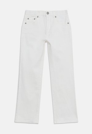 Witte jeans met rechte pijpen, voorste knoop, riemlussen en vijf zakken, plat gelegd op een witte achtergrond.