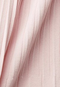 Tissu côtelé rose clair avec une texture douce, présentant des rayures verticales et une finition lisse. Aucun matériel ou accent notable présent.