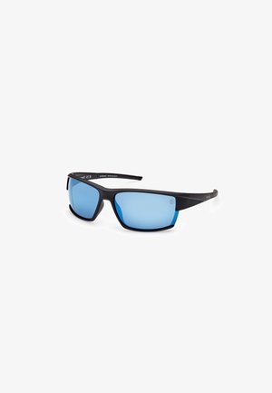 Schwarze Sonnenbrille mit rechteckiger Form und blauen, spiegelnden Gläsern. Das Gestell weist strukturierte Akzente und stabile Bügel auf.