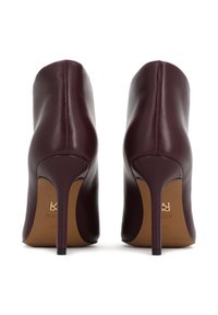 Burgundy-nahkaiset korkokengät nilkkasaappaat, joissa on sileä pinta, terävä kärki ja virtaviivainen siluetti. Varustettu ohuella stiletto-korkolla ja logotiedolla.