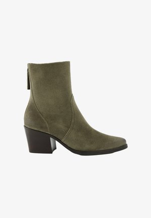 Bottine en daim vert olive montant à la cheville avec bout pointu et talon épais marron foncé de hauteur moyenne.