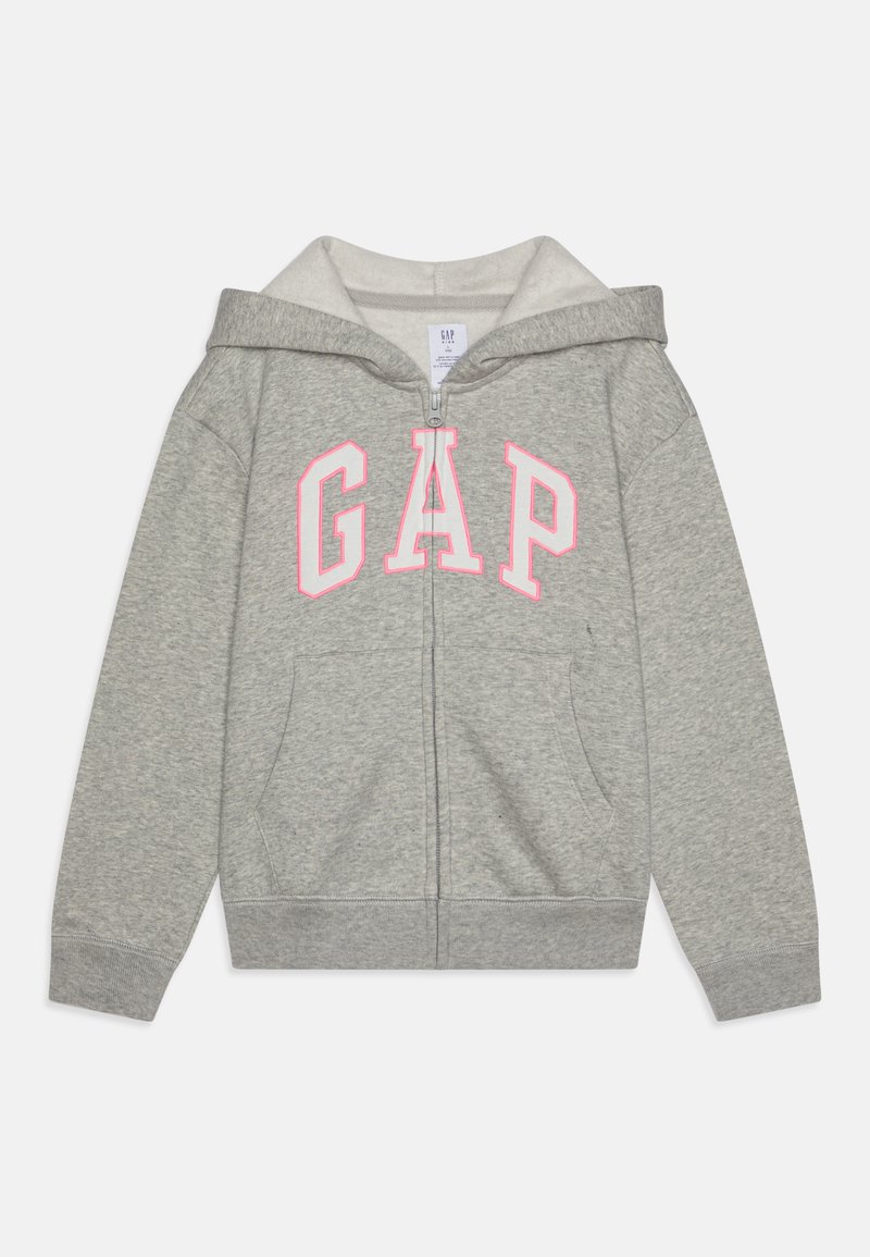 Sivá mikina na zips s mäkkou vnútornou podšívkou, s veľkým ružovým logom "GAP" na prednej strane a dvoma prednými vreckami. Klasický strih.