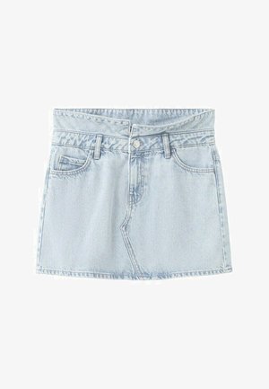 Lichtblauwe denim minirok met knopen aan de voorkant, riemlussen en twee voorzakken op een witte achtergrond.
