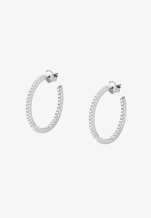 Silberne Creolen mit polierter Oberfläche, dekoriert mit kleinen klaren Steinen entlang des äußeren Randes, ausgestattet mit einem sicheren Verschluss.