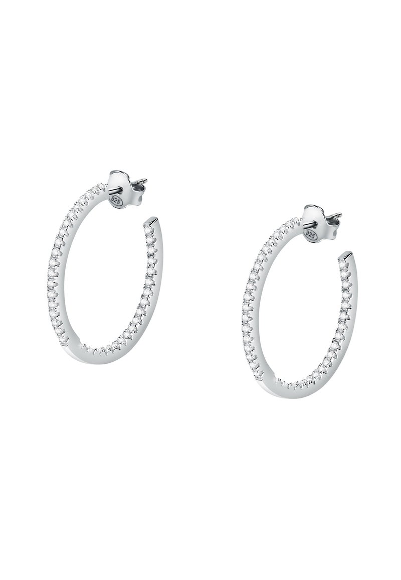 Orecchini a cerchio in argento con una finitura lucida, decorati con piccole pietre trasparenti lungo il bordo esterno, dotati di una chiusura sicura.