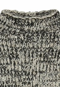 Tissu de pull en maille avec un design à côtes. Les couleurs dominantes sont le noir et le blanc, avec une apparence texturée et épaisse ainsi qu'un léger éclat.