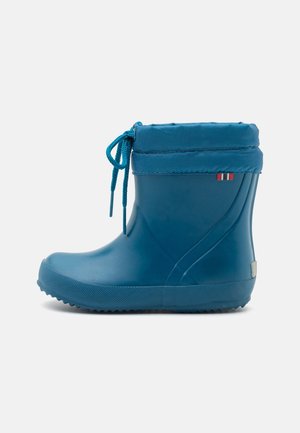 Stivale da pioggia in gomma blu con punta arrotondata, suola testurizzata e parte superiore con coulisse regolabile. Presenta un polsino in tessuto e un piccolo dettaglio tricolore.