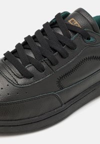 Globe HOLAND - Tossud - black/green/montano