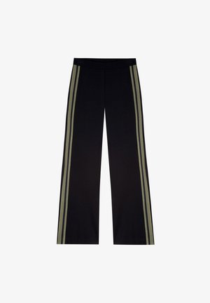 Schwarze weite Hosen mit zwei vertikalen olivgrünen Streifen an jeder Seite, aus einem weichen, dehnbaren Stoff mit einem elastischen Bund.