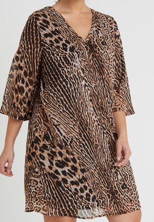 Bruin-zwarte cheetahprintjurk met een V-hals en driekwart mouwen, gemaakt van lichtgewicht stof, met een losse, comfortabele pasvorm.