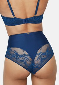 Ensemble de lingerie bleu marine avec un soutien-gorge à dos en dentelle doté de bretelles texturées et d'une culotte taille haute avec des panneaux en maille et des motifs floraux.