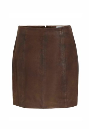 Mini gonna in pelle marrone con una texture liscia, caratterizzata da due dettagli di cucitura verticali e una zip nascosta sul retro.