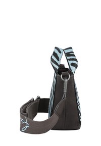 Kleine handtas met een donkerbruine stoffen body en lichtblauwe zebra-stripes op de schouderband. Inclusief een zilveren hardware clip.