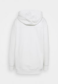 Sudadera blanca con capucha ajustable, puños y dobladillo acanalados, y detalle del logo en la parte trasera. La tela suave presenta una textura lisa.