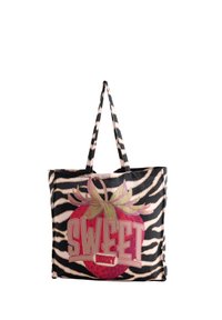 Geantă tote neagră și bej cu dungi în dungi de zebră, având două mânere și un grafic mare cu o căpșună roșie și textul „SWEET BERRY” scris cu caractere îngroșate.