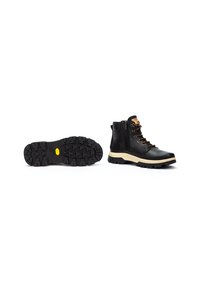 Botas de senderismo negras con parte superior de cuero, cordones marrones, suela acolchada y suela exterior de goma con relieve. Incluye una cremallera lateral para facilidad de uso.