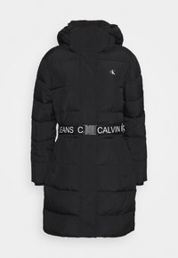 Černá péřová bunda s vysokým límcem a kapucí, s prošívaným vzorem, nastavitelným pasem s textem "CALVIN KLEIN" a dlouhými rukávy.
