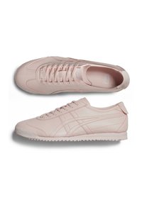 Jasnoróżowe skórzane trampki z tonującymi przeszyciami, gładką teksturą i teksturowaną gumową podeszwą. Posiadają okrągły czubek i zapięcie na sznurowadła.