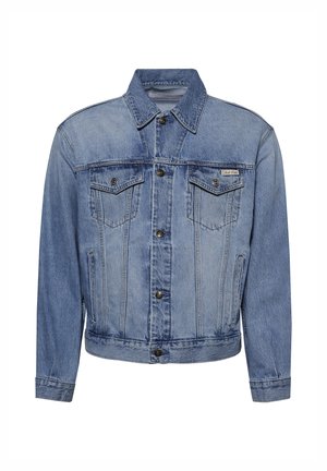 Chaqueta de mezclilla azul claro con cuello clásico, cierre frontal con botones, dos bolsillos en el pecho y detalles de costura sutiles.