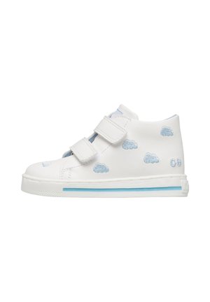 Sneaker bianco per bambini con due fasce in velcro e motivi di nuvole ricamate blu sui lati e sulla punta.