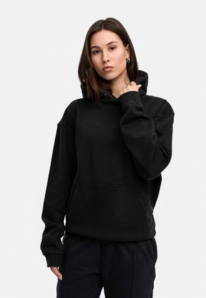 Schwarzer Kapuzenpullover mit einer Fronttasche, überschnittenen Schultern und gerippten Bündchen. Der Stoff wirkt weich und hat keine sichtbaren Muster oder Verzierungen.