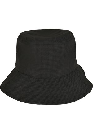 Czarna kapelusz typu bucket z teksturowanym wzorem, z okrągłą koroną i szerokim, nachylonym ku dołowi daszkiem. Wykonany z lekkiego materiału.