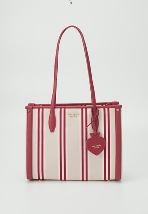 Prostokątna torba typu tote z pionowymi kremowymi i czerwonymi paskami, czerwonymi skórzanymi uchwytami oraz sercowatą czerwoną metką z logo Kate Spade.