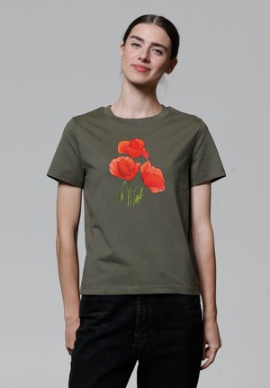 Olijfgroene katoenen t-shirt met een afbeelding van drie rode klaprozen in het midden. Klassieke ronde hals en korte mouwen.