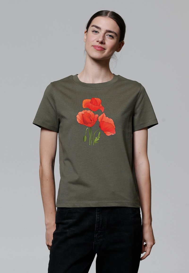 Olijfgroene katoenen t-shirt met een afbeelding van drie rode klaprozen in het midden. Klassieke ronde hals en korte mouwen.