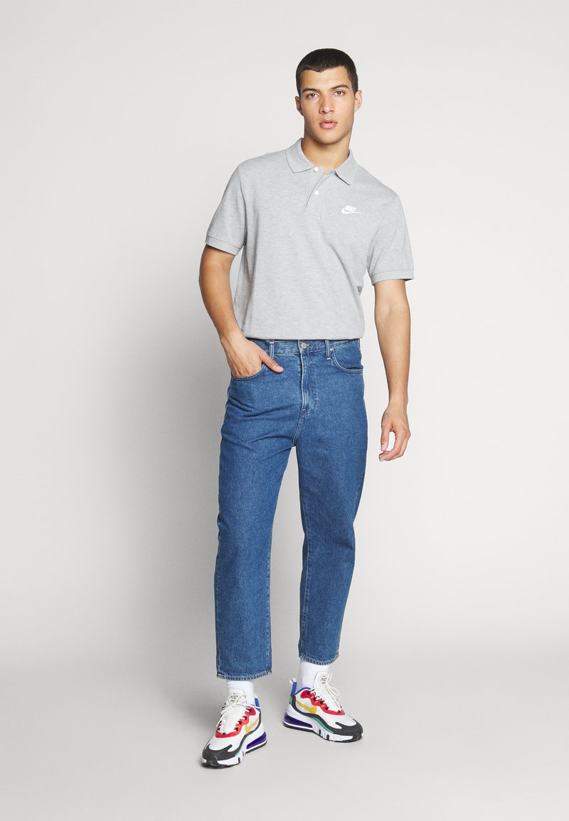 Herren T-Shirts basic | Nike Sportswear MATCHUP Poloshirt grey heather/white/dunkelgrau - LE72648 Herren T-Shirts basic | Nike Sportswear MATCHUP Poloshirt grey heather/white/dunkelgrau - LE72648