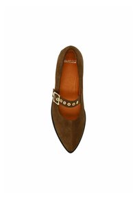 Bruine suède puntige schoen met een uitsparing en een gouden gespband, met een lichtbruine binnenvoering en een zwarte zool.