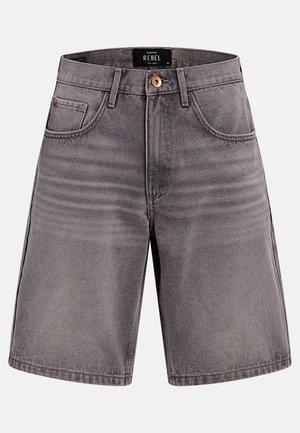 Pantalones cortos de mezclilla gris para hombre con botón frontal, trabillas para cinturón y diseño de cinco bolsillos, con la etiqueta "REBEL" en el interior de la pretina.