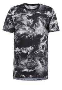 Kortärmad t-shirt i svart med ett virvlande vitt mönster. Har rundad halsringning och ett grått midjeband med "PUMA EVO" tryckt.